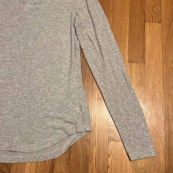 Cabi gray Long Sleeve Tee Top Sleeve Vneck size‎ small - Picture 4 of 13